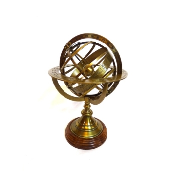 Mosiężny model sfery niebieskiej (Sfera Armilarna). Astrolabium sferyczne z mosiądzu na drewnianej podstawie (28cm)